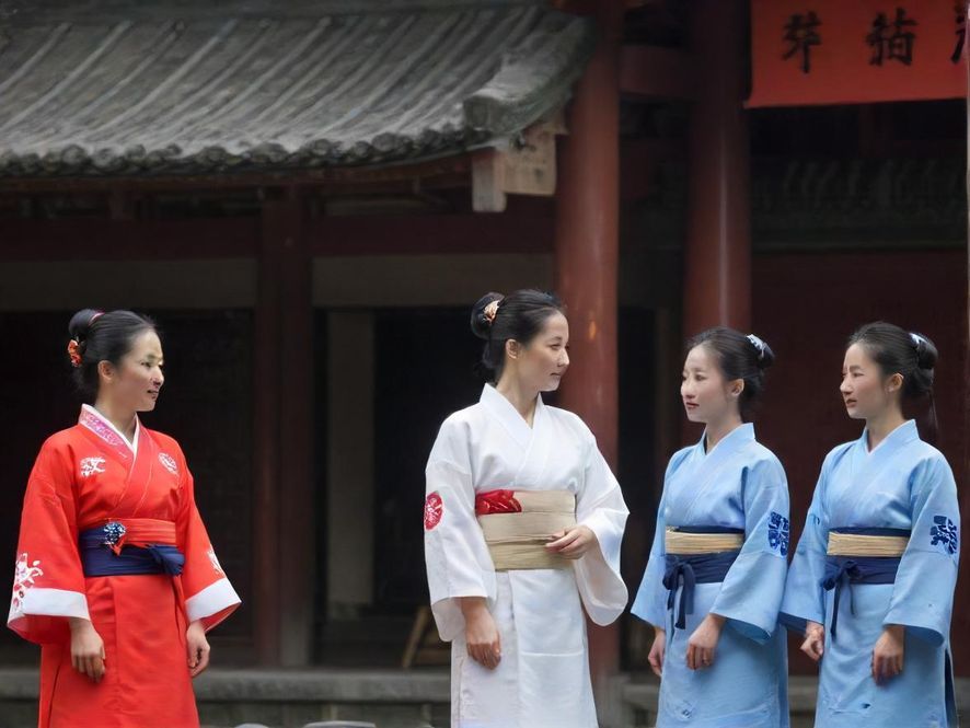 高端桑拿会所内部休息区,几张舒适的单人沙发围绕着一张小茶几,柔和的暖光灯光营造出温馨宁静的氛围,整体风格现代简约。