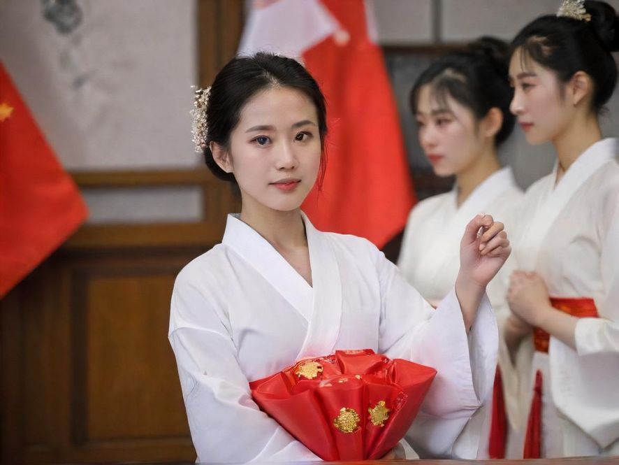 现代舒适的桑拿房内部