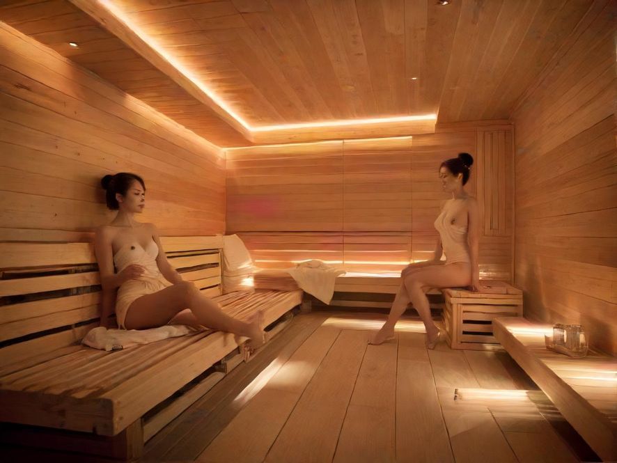 宽敞明亮的现代桑拿房,蒸汽弥漫,令人放松