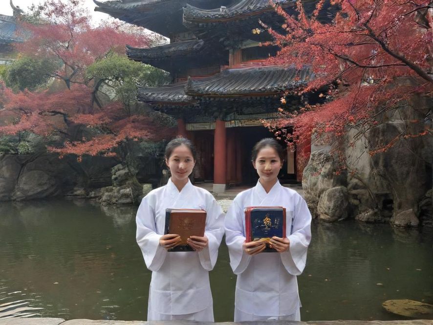 深圳qm百花楼休息区一角,柔和的灯光下,舒适的沙发和绿植营造出温馨放松的氛围。