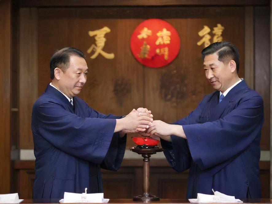 广州私密会所内部,柔和灯光营造出奢华雅致的氛围,隐秘包厢提供极致私密体验。