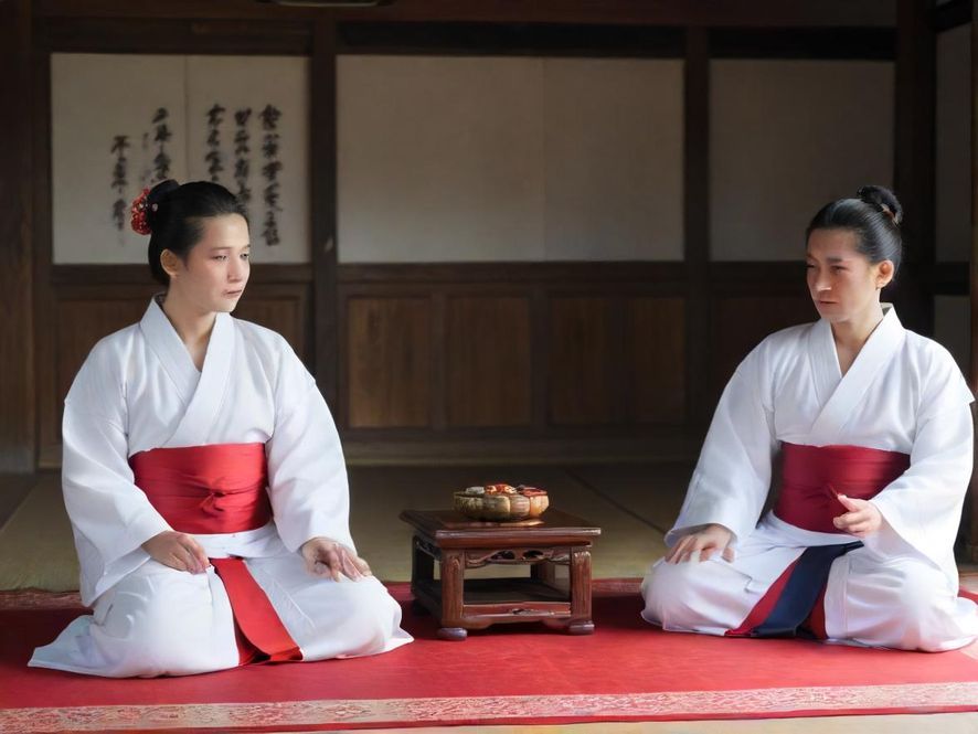 广州豪华桑拿会所内部,现代风格设计,宽敞明亮,蒸汽缭绕,营造出极致的放松氛围。