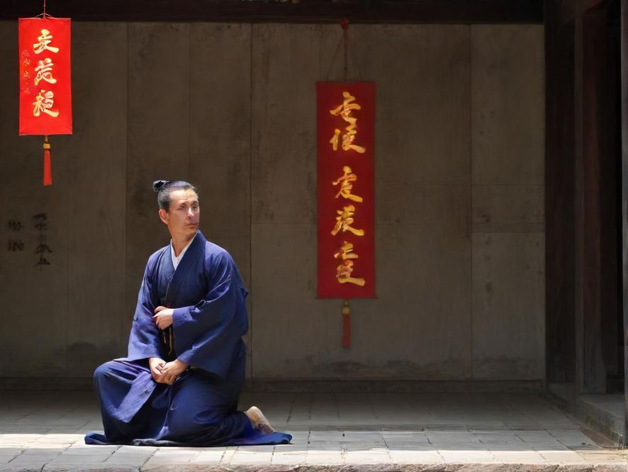 一位男士在私密空间中放松身心,享受片刻宁静