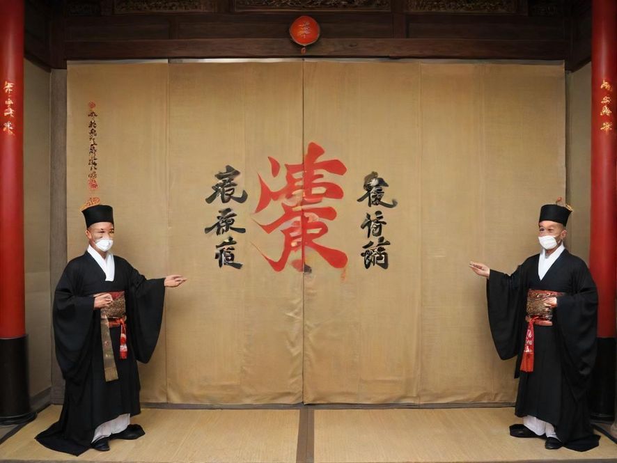 一群年轻朋友在深圳一处时尚休闲空间里,轻松愉快地交谈,分享美好时光。