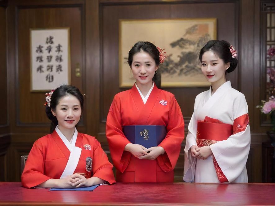 一位优雅的少妇侧面微笑,构成一幅唯美的肖像,背景是豪华而私密的会所环境。