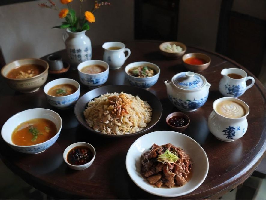 一对年轻情侣在温馨咖啡馆里品尝美食，笑容甜蜜