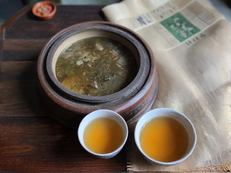 现代时尚茶馆内部，广角镜头捕捉极简主义风格，落地窗外隐约可见广州塔。