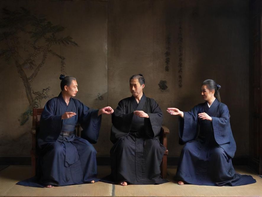 罗湖高端桑拿会所内部,宽敞舒适的休息区,柔和灯光,现代简约风格,俯视视角